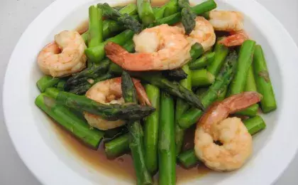 Теплый салат с креветками