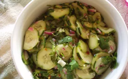 Пряный салат из огурцов