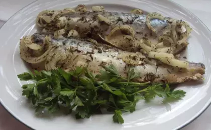 Запеченная рыба с луком и зеленью