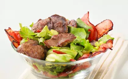 Тушеная куриная печень с овощами