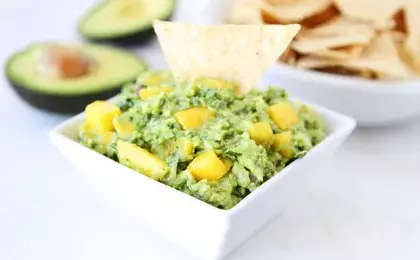 Паста из авокадо с перцем