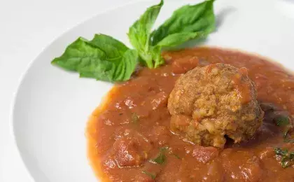 Тефтели с грибным соусом и тыквенным пюре