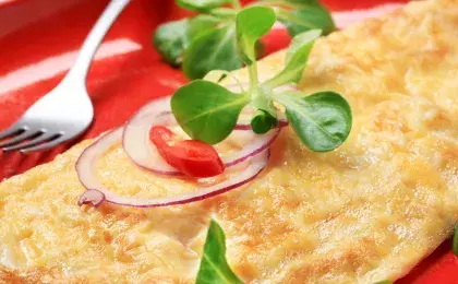 Омлет с тостом и луком