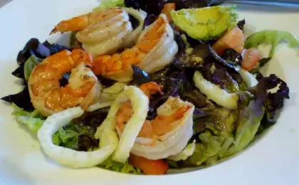 Теплый салат с укропом и морепродуктами