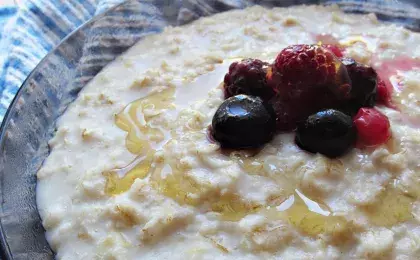 Овсяная каша с морожеными ягодами и медом