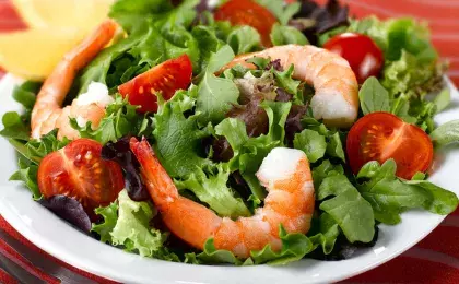 Ужин из салата с креветками