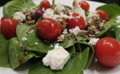 Зеленый салат с помидорами