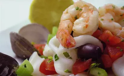 Ужин с салатом из морепродуктов