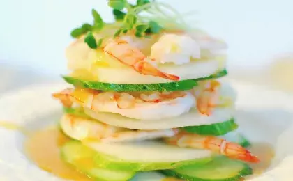 Зеленый салат с креветками и апельсином