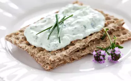 Творог с йогуртом и травами