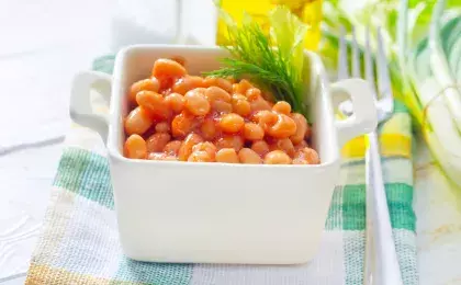 Белая фасоль с томатом и приправами