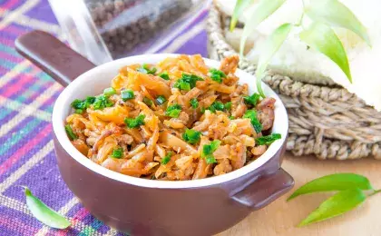 Мясо с тушеной капустой