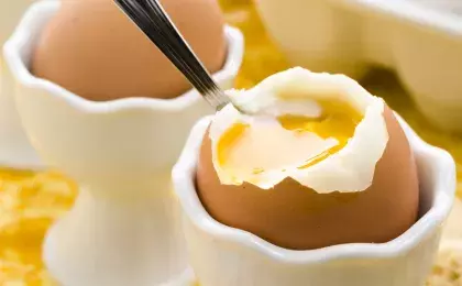 Яйца всмятку с тостом и сыром