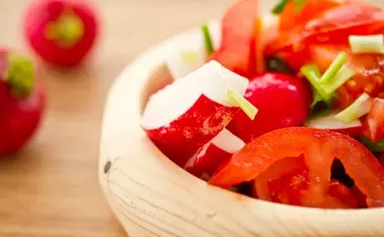 Салат из редиски с помидорами