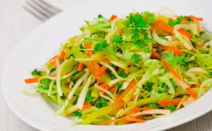 Салат из капусты, моркови и перца