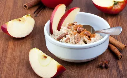 Каша с орехами и яблоком