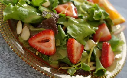 Летний салат с клубникой и кускусом