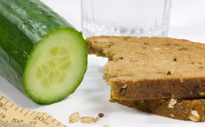 Огурец с черным хлебом