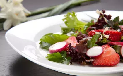 Салат с клубникой и яблоком