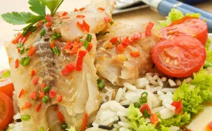 Белая рыба с овощами и рисом