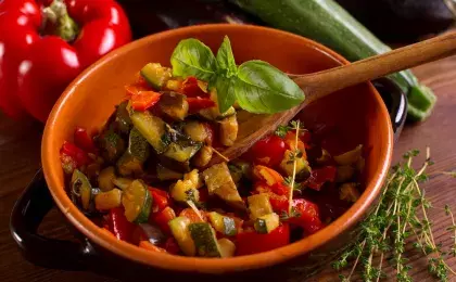 Ужин с отварной курицей и рагу из кабачков