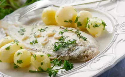 Белая рыба с картофелем под грибным соусом