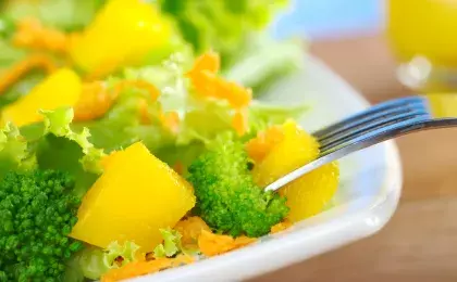 Салат из брокколи с цитрусовой заправкой