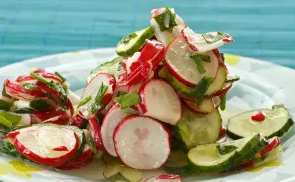 Салат с огурцами и редиской