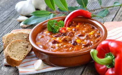 Фасоль в соусе чили с рисом