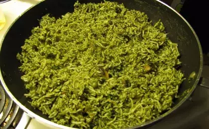 Коричневый рис со шпинатом