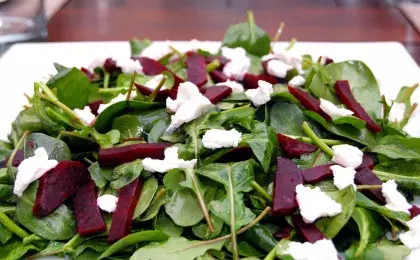 Свекла с листовым салатом и адыгейским сыром