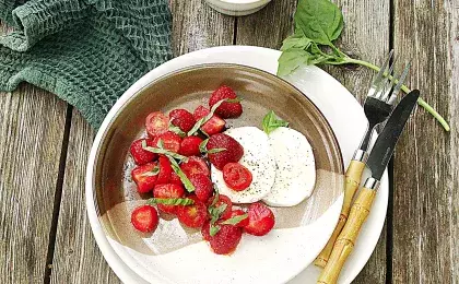 Клубничный салат с моцареллой