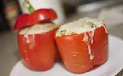 Перцы, фаршированные курицей с грибами и овощами