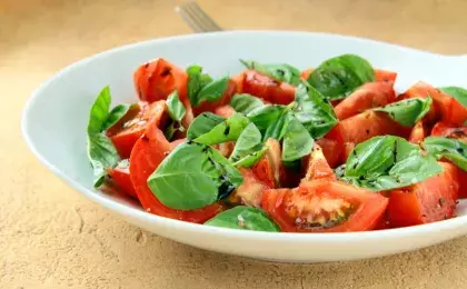 Салат из помидоров с базиликом