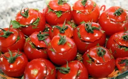 Помидоры, фаршированные салатом из яблок и огурцов