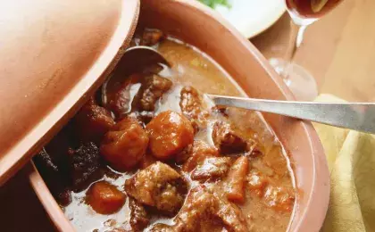 Тушеное мясо c пряным соусом