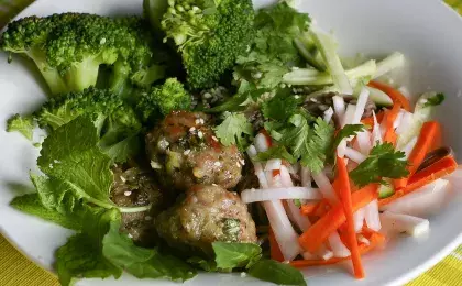 Ужин с паровыми куриными котлетами