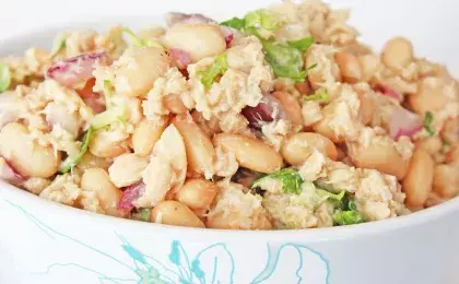 Быстрый обед: острый салат из консервированного лосося с фасолью